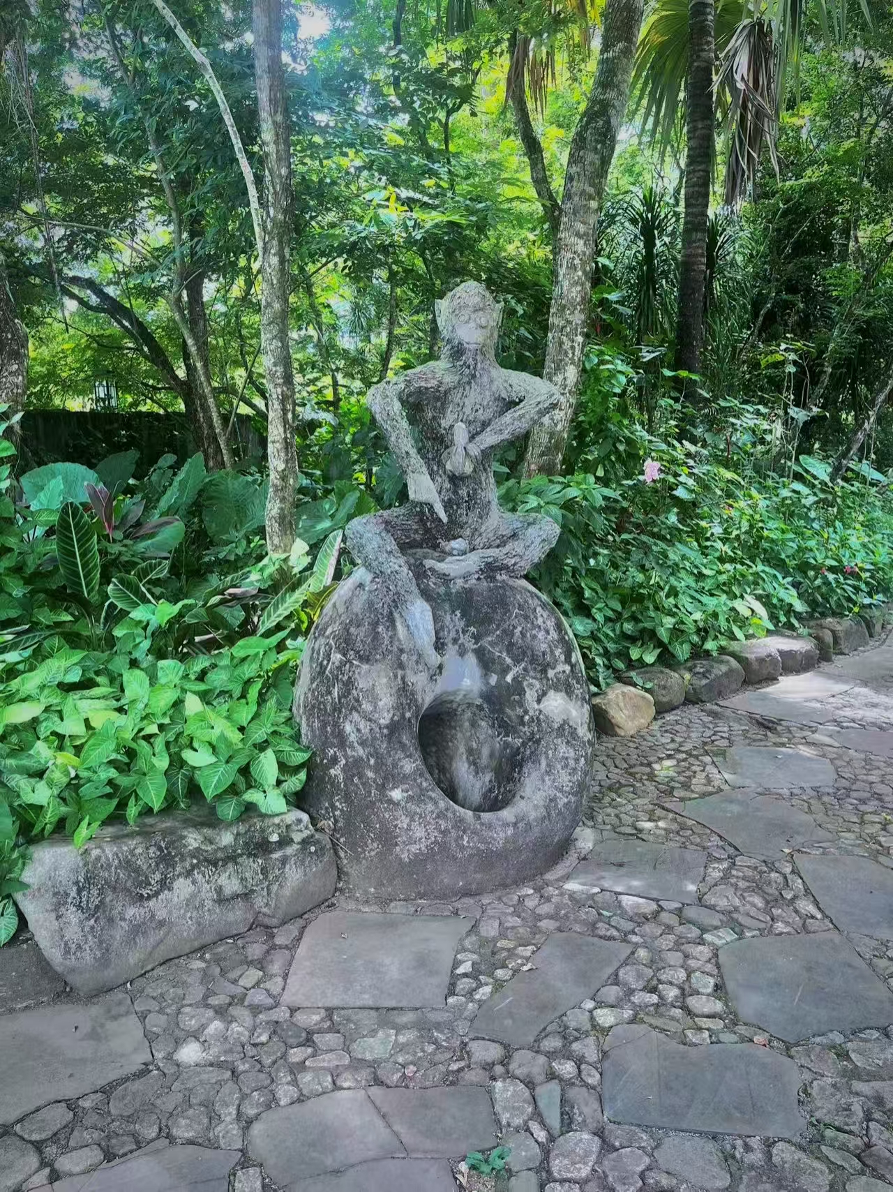 林间石雕与铺石步道