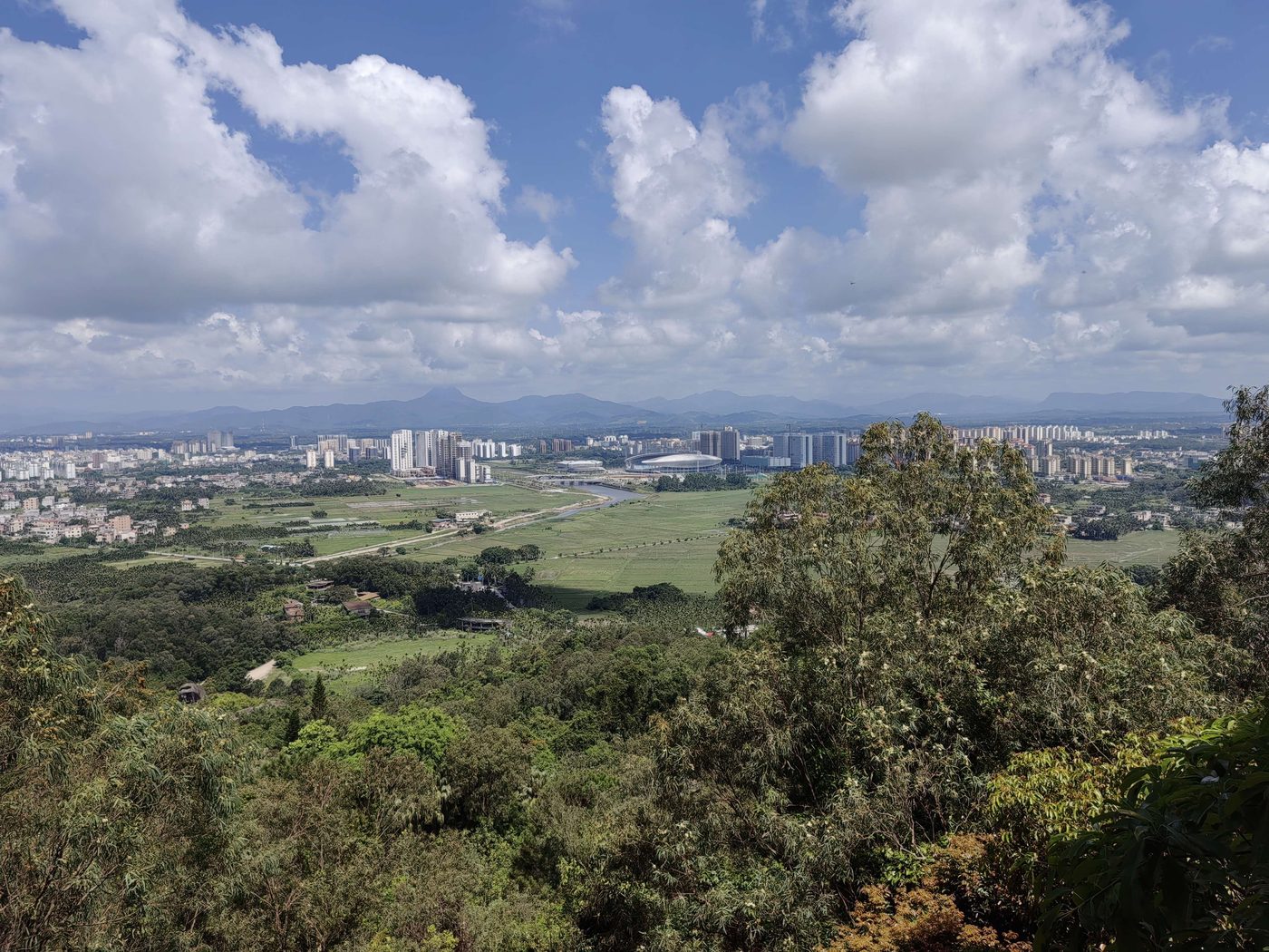 东山岭俯瞰万宁风光