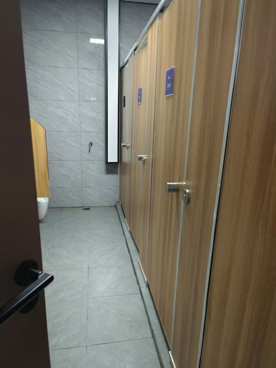 干净明亮的卫生间