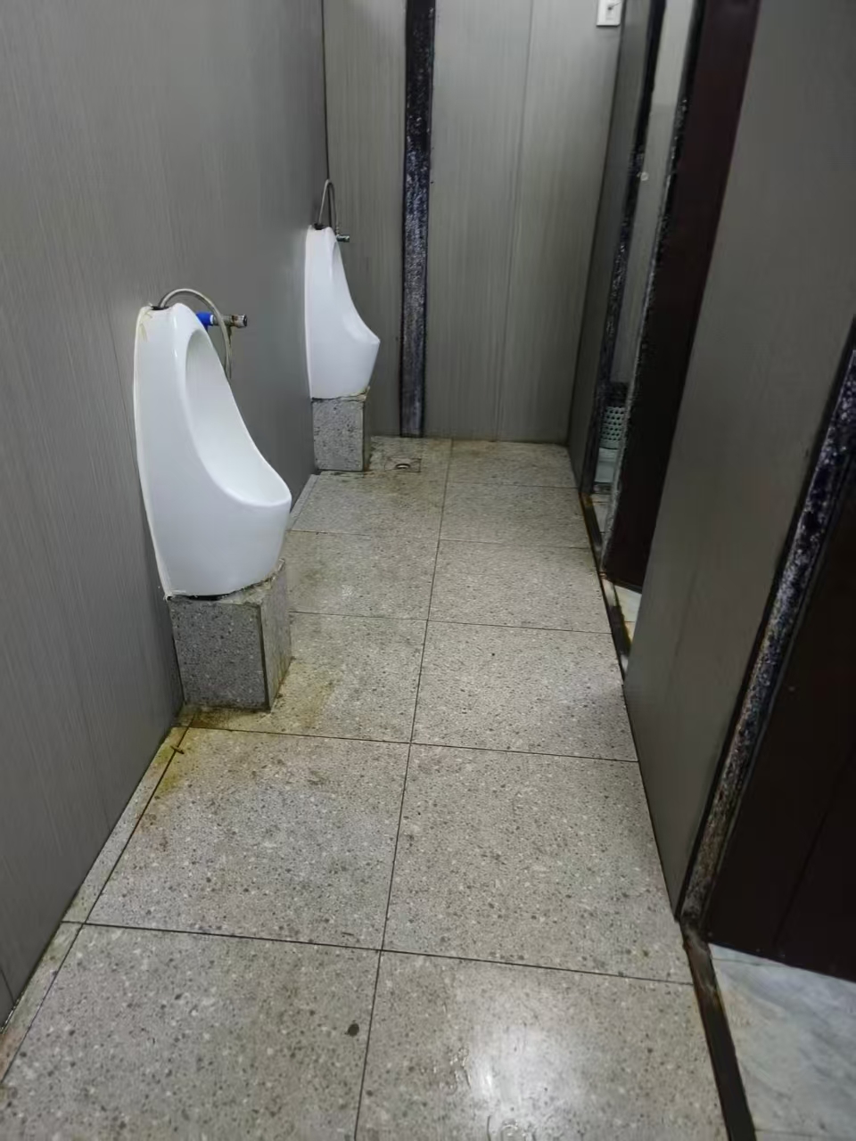 灯塔观光车停靠处旁的卫生间
